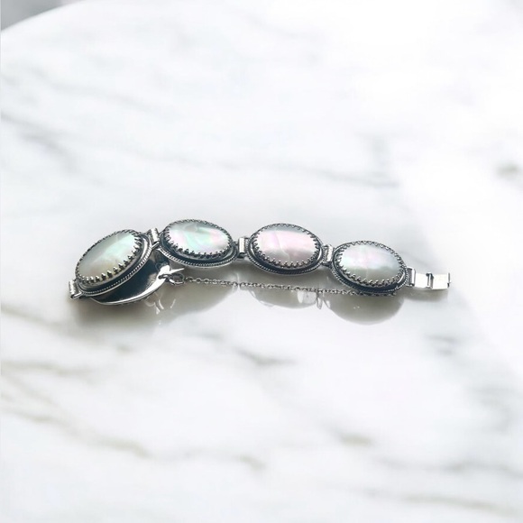 Vintage 1950’s “Whiting & Davis” Mother-of-Pearl Parure Jewelry Set - Picture 5 of 10